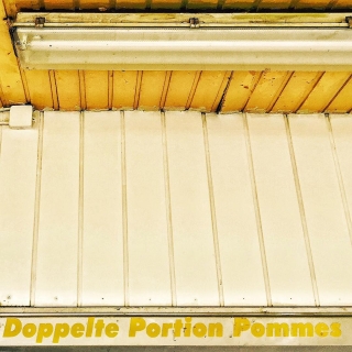 Doppelte = double - Pommes = french fries #Berlin #instaberlin #berlinstagram #ig_berlin #igers_berlin #ig_berlincity #ig_europe #diewocheaufinstagram #huntgram #basicgermanwords #huntgramgermany #rsa_minimal #urbanromantix #urbanexploring #visit_berlin #nothingisordinary #mindtheminimal #yellow #chips #german