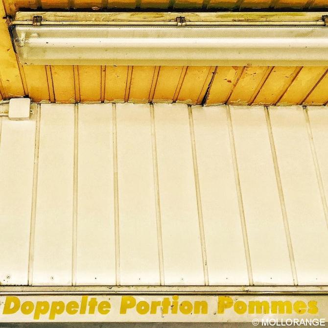 Doppelte = double - Pommes = french fries #Berlin #instaberlin #berlinstagram #ig_berlin #igers_berlin #ig_berlincity #ig_europe #diewocheaufinstagram #huntgram #basicgermanwords #huntgramgermany #rsa_minimal #urbanromantix #urbanexploring #visit_berlin #nothingisordinary #mindtheminimal #yellow #chips #german