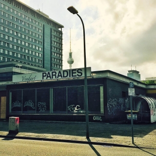 Paradies #Berlin #berlinstagram #instaberlin #visit_berlin #igers_berlin #igersberlin #ig_berlincity #ig_europe #urbanromantix #urban #urbanexploring #diewocheaufinstagram #nothingisordinary #streetlife #street_minimal #streetphotography #buildings #basicgermanwords #huntgramgermany #huntgram #mobilemag #thecreatorclass #shootermag #travelgram