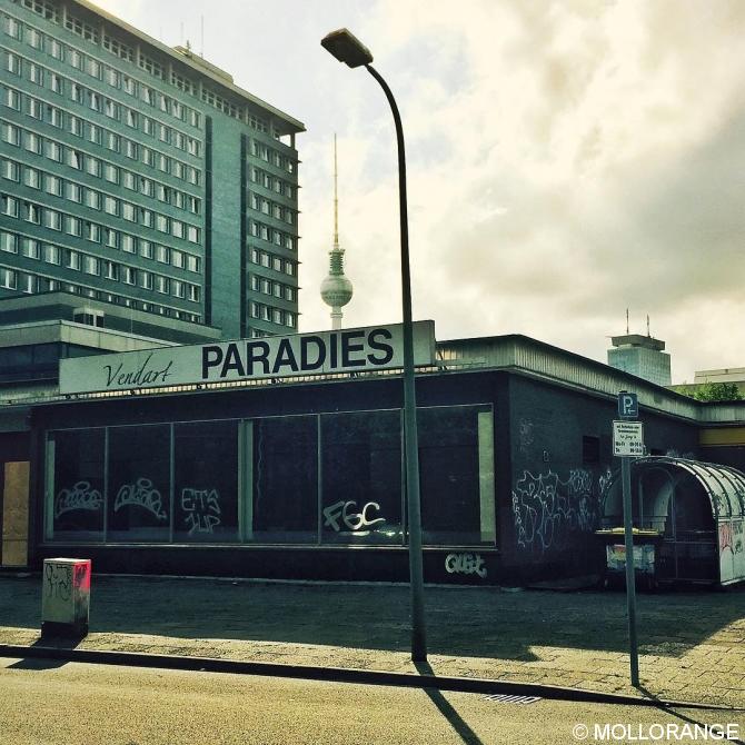 Paradies #Berlin #berlinstagram #instaberlin #visit_berlin #igers_berlin #igersberlin #ig_berlincity #ig_europe #urbanromantix #urban #urbanexploring #diewocheaufinstagram #nothingisordinary #streetlife #street_minimal #streetphotography #buildings #basicgermanwords #huntgramgermany #huntgram #mobilemag #thecreatorclass #shootermag #travelgram