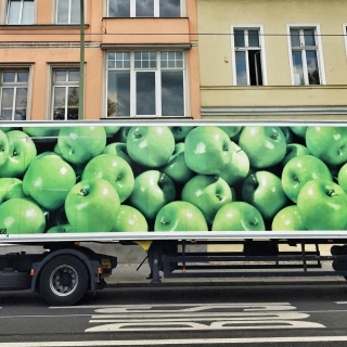 🍏🍏🍏 #Berlin #ig_berlin #igersberlin #igers_berlin #ig_berlincity #ig_europe #visit_berlin #streetphotography #streetlife #street #instadaily #shootermag #street_minimal #rsa_minimal #mindtheminimal #huntgram #huntgramgermany #nothingisordinary #diewocheaufinstagram #outofthephone #mobilemag #photooftheday #instagood #instaberlin #berlinstagram #pankow #urban #urban #urbanromantix  #apples #ads_recomposed