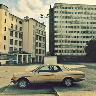 #whencarsmatchplaces #Berlin #ig_berlin #igersberlin #ig_berlincity #igers_berlin #instaberlin #berlinstagram #visit_berlin #style #photooftheday #diewocheaufinstagram #huntgram #huntgramgermany #nothingisordinary #urban #urbanromantix #urbanexploring #retro #cars #streetphotography #outofthephone #mobilemag