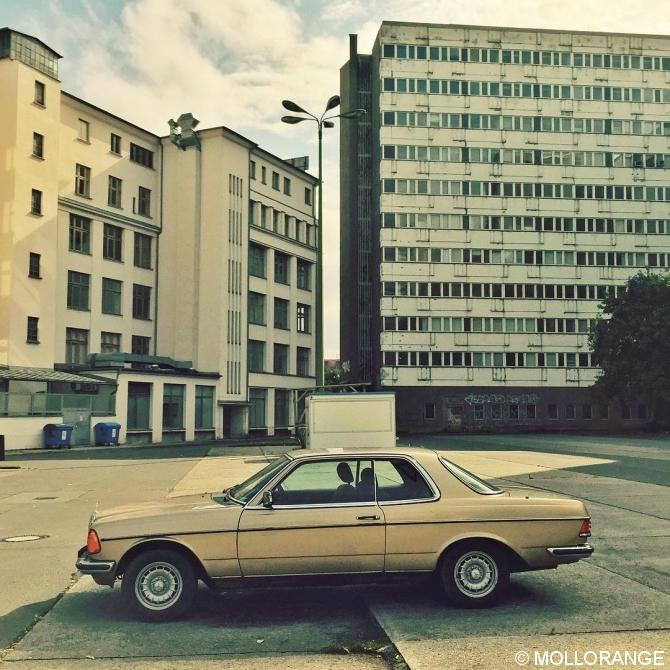 #whencarsmatchplaces #Berlin #ig_berlin #igersberlin #ig_berlincity #igers_berlin #instaberlin #berlinstagram #visit_berlin #style #photooftheday #diewocheaufinstagram #huntgram #huntgramgermany #nothingisordinary #urban #urbanromantix #urbanexploring #retro #cars #streetphotography #outofthephone #mobilemag