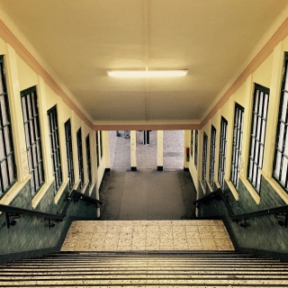 #Berlin #urbanphotography #urbanandstreet #urban #ig_berlincity #artofvisuals #diewocheaufinstagram #outofthephone #berlinstagram #visit_berlin #sbahn #stairs #mindtheminimal #architecture #symmetry #perspective