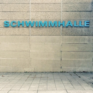 Schwimmhalle=indoor swimming pool  #basicgermanwords #berlin #ig_berlincity #instaberlin #diestadtberlin #visit_berlin #berlinstagram #typo #turquoise #beton #wall #urban #urbanandstreet #urbanexploring #urbanphotography #mindtheminimal #outofthephone