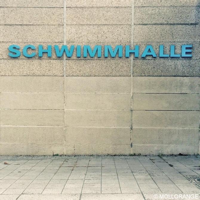 Schwimmhalle=indoor swimming pool  #basicgermanwords #berlin #ig_berlincity #instaberlin #diestadtberlin #visit_berlin #berlinstagram #typo #turquoise #beton #wall #urban #urbanandstreet #urbanexploring #urbanphotography #mindtheminimal #outofthephone