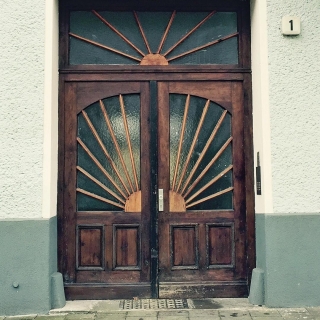 ☀️🚪#Berlin #instaberlin #ig_berlincity #diestadtberlin #door #doors #doorsworldwide #urbanandstreet #urbanexploring #urbanphotography #architecture #outofthephone #visit_berlin #diestadtberlin #design #style #diewocheaufinstagram #sun