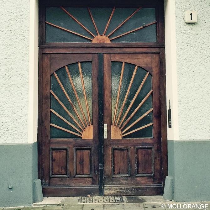 ☀️🚪#Berlin #instaberlin #ig_berlincity #diestadtberlin #door #doors #doorsworldwide #urbanandstreet #urbanexploring #urbanphotography #architecture #outofthephone #visit_berlin #diestadtberlin #design #style #diewocheaufinstagram #sun